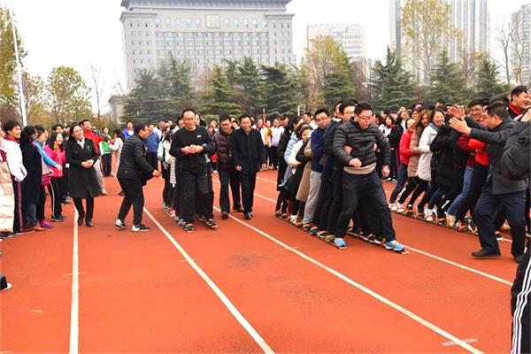 因时育才博于文，为国养器德如山——我校举行第二届“沙场秋点兵”暨第七届体育节开幕式！