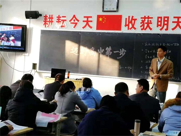 家长课程 | 因为一个人，爱上一所校！