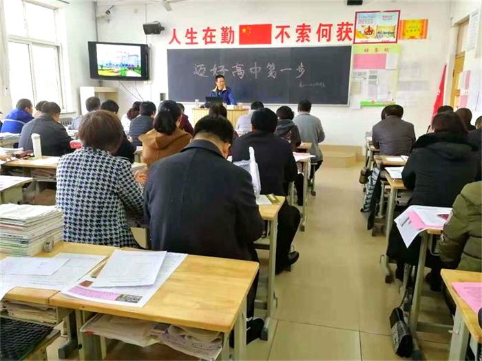 家长课程 | 因为一个人，爱上一所校！