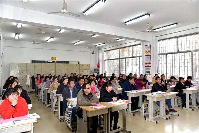 家长课程 | 因为一个人，爱上一所校！