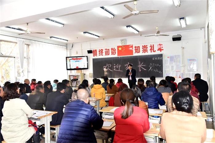 家长课程 | 因为一个人，爱上一所校！