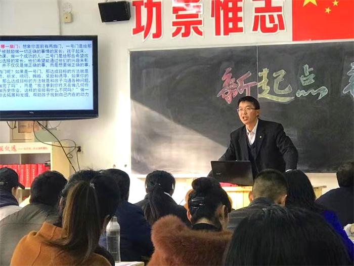家长课程 | 因为一个人，爱上一所校！