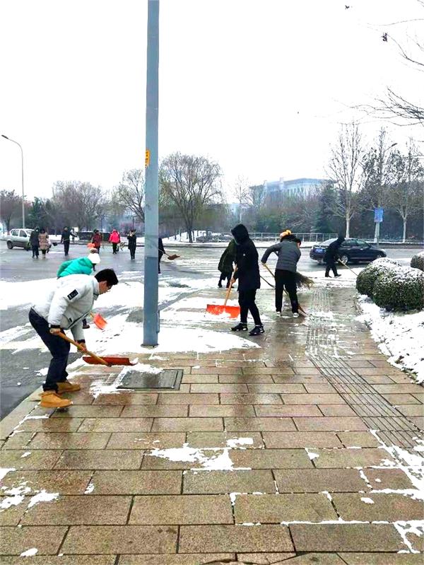 天寒地冻冰雪日，文中师生扫雪忙！