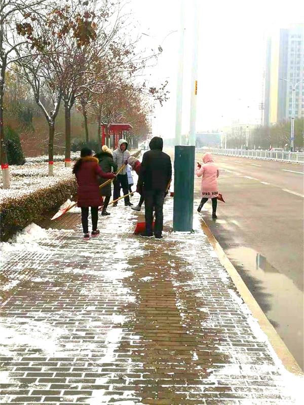 天寒地冻冰雪日，文中师生扫雪忙！