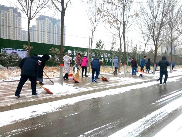 天寒地冻冰雪日，文中师生扫雪忙！