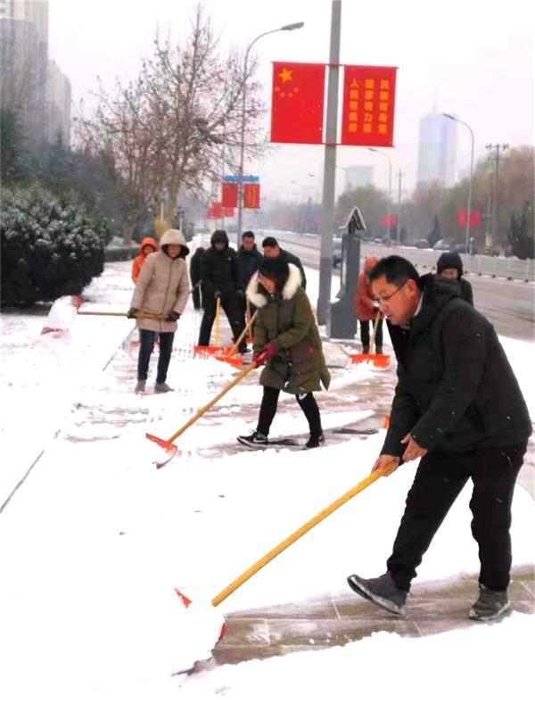 天寒地冻冰雪日，文中师生扫雪忙！