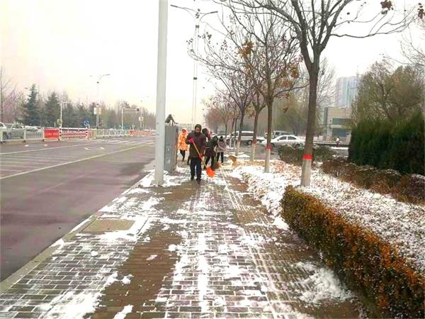天寒地冻冰雪日，文中师生扫雪忙！