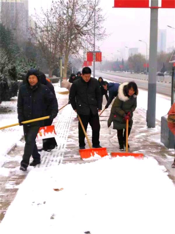 天寒地冻冰雪日，文中师生扫雪忙！