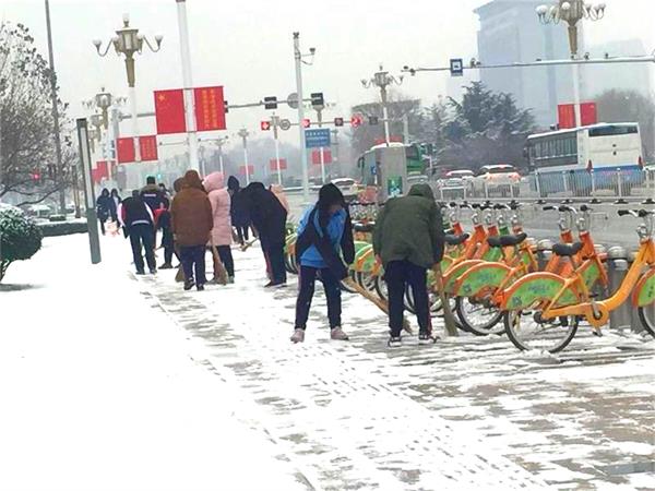 天寒地冻冰雪日，文中师生扫雪忙！
