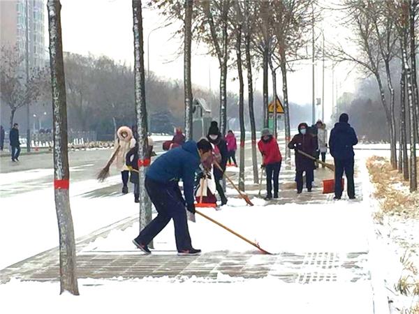 天寒地冻冰雪日，文中师生扫雪忙！