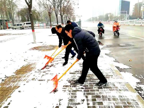 天寒地冻冰雪日，文中师生扫雪忙！