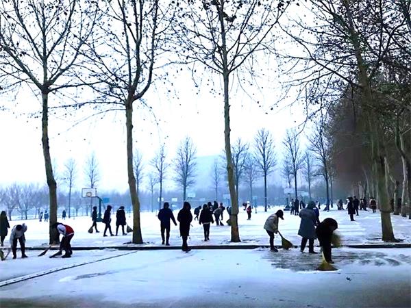 天寒地冻冰雪日，文中师生扫雪忙！