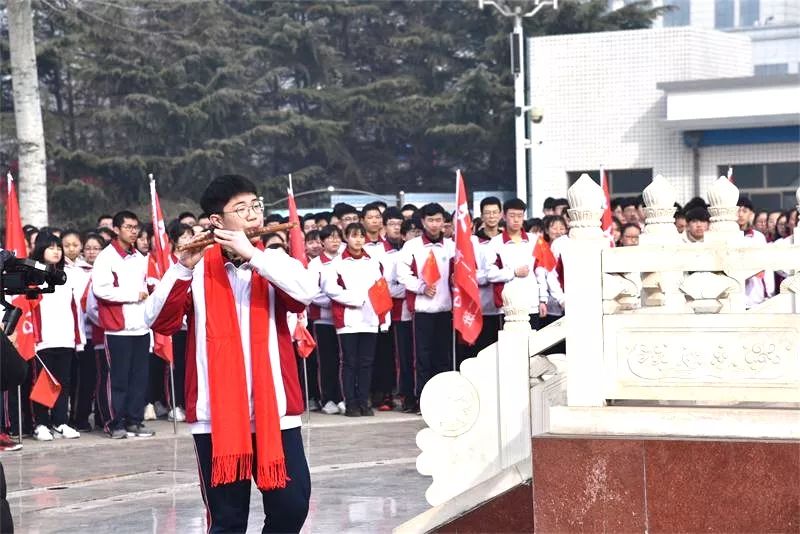 献礼祖国 | 我校举行“我和我的祖国”快闪活动暨升旗仪式