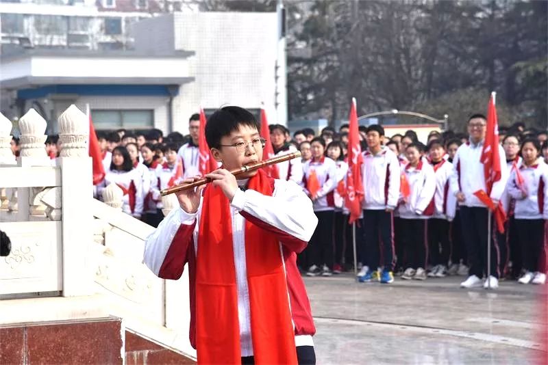 献礼祖国 | 我校举行“我和我的祖国”快闪活动暨升旗仪式