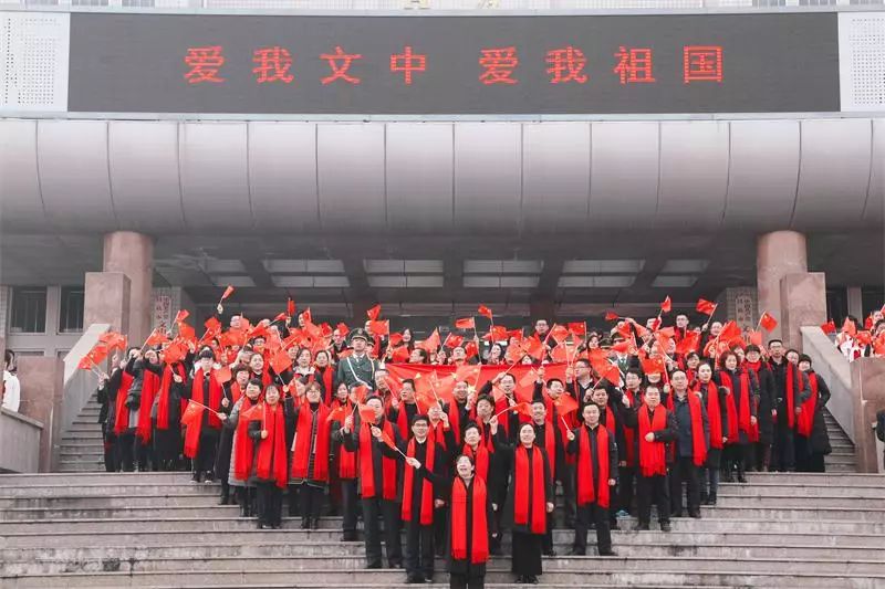 献礼祖国 | 我校举行“我和我的祖国”快闪活动暨升旗仪式