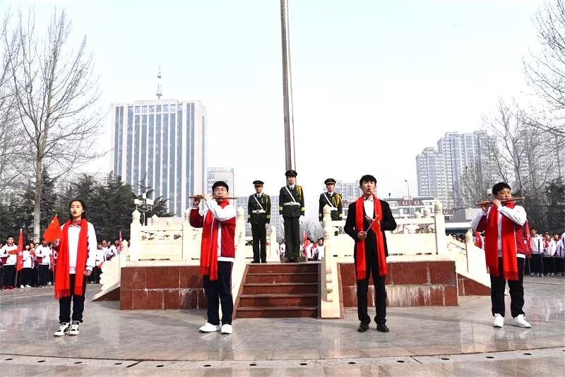 献礼祖国 | 我校举行“我和我的祖国”快闪活动暨升旗仪式