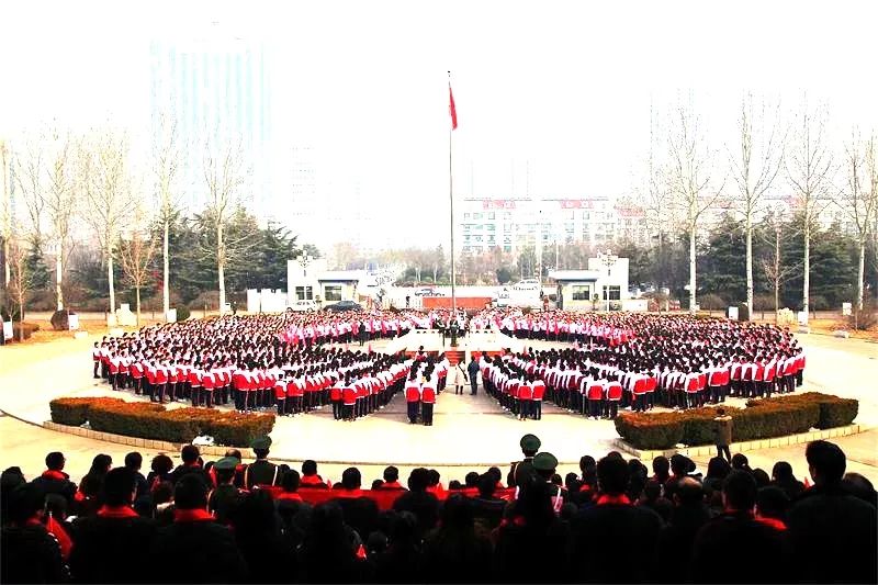 献礼祖国 | 我校举行“我和我的祖国”快闪活动暨升旗仪式