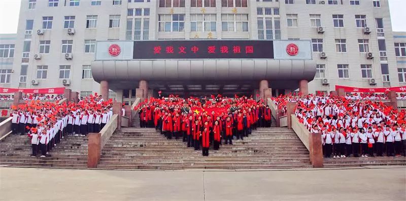 献礼祖国 | 我校举行“我和我的祖国”快闪活动暨升旗仪式
