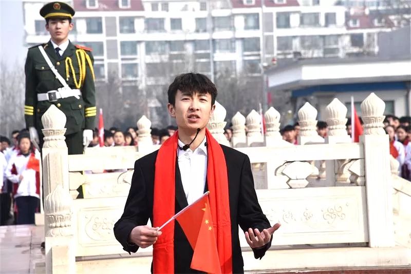 献礼祖国 | 我校举行“我和我的祖国”快闪活动暨升旗仪式
