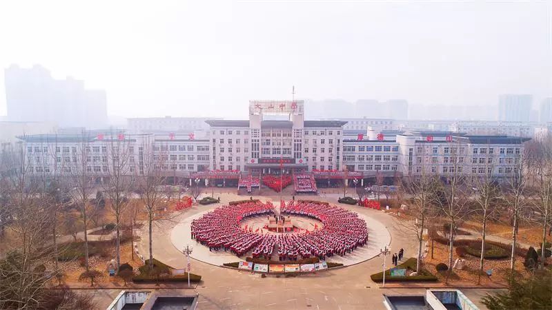 献礼祖国 | 我校举行“我和我的祖国”快闪活动暨升旗仪式