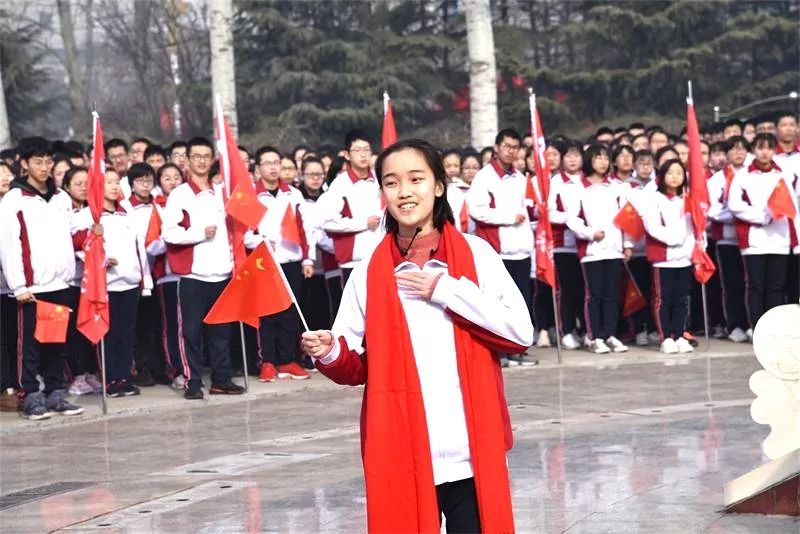 献礼祖国 | 我校举行“我和我的祖国”快闪活动暨升旗仪式