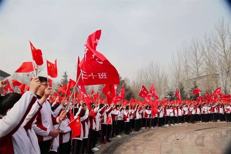 献礼祖国 | 我校举行“我和我的祖国”快闪活动暨升旗仪式