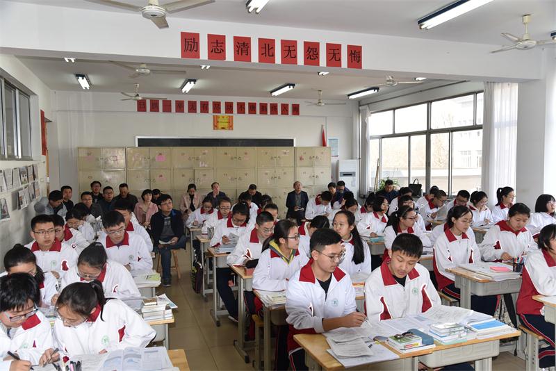 潍坊市教科院教研员来我校视导教育教学工作