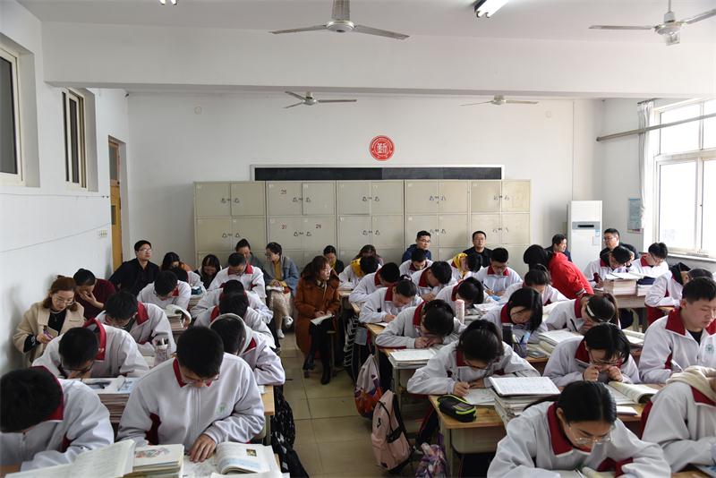 潍坊市教科院教研员来我校视导教育教学工作