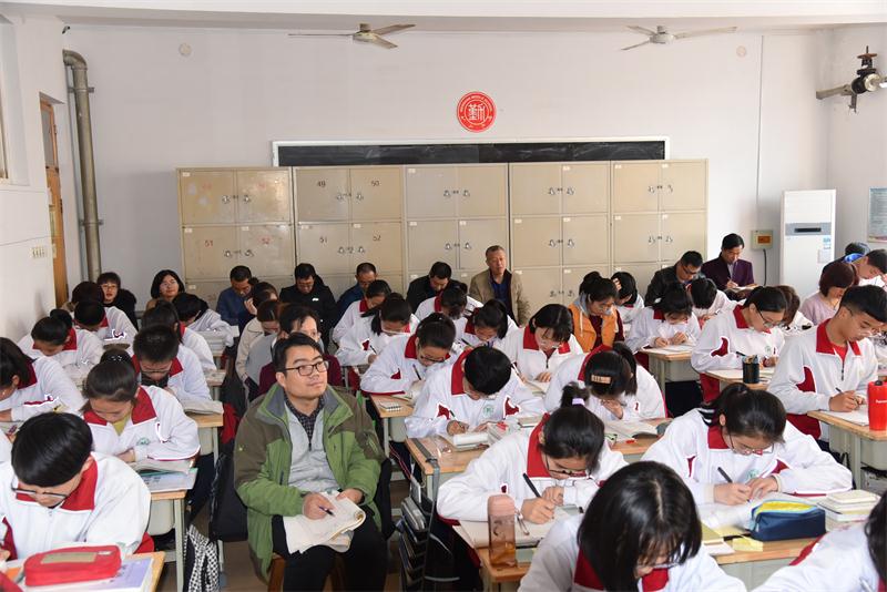 潍坊市教科院教研员来我校视导教育教学工作