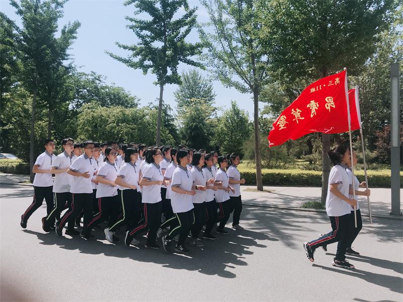 我校2016级全体教师对高三学生家长的温馨提示：家校携手，赢战高考！