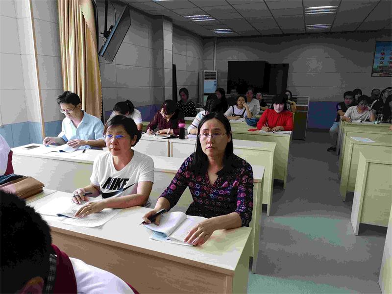 教师成长 | “新秀讲堂”搭平台,青年教师提素养!