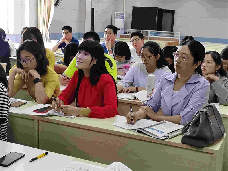 教师成长 | “新秀讲堂”搭平台,青年教师提素养!