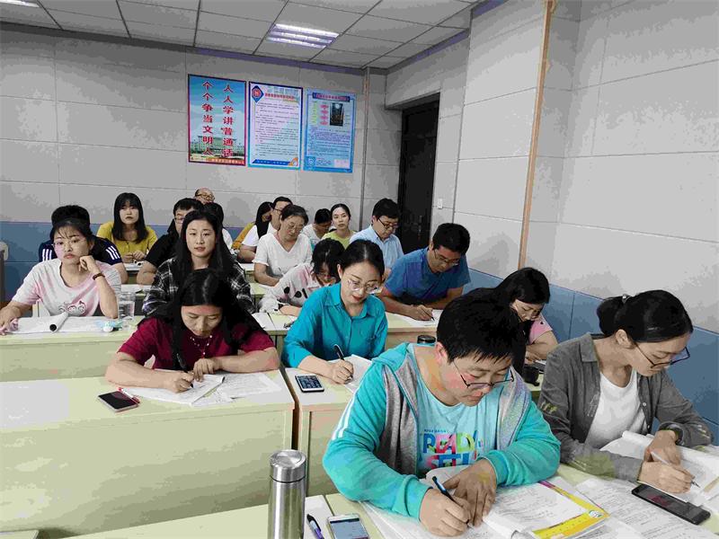 教师成长 | “新秀讲堂”搭平台,青年教师提素养!