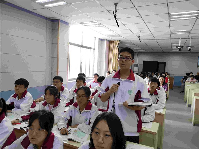 教师成长 | “新秀讲堂”搭平台,青年教师提素养!