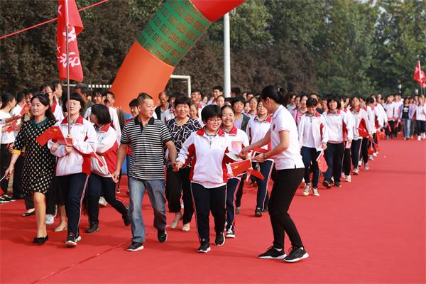 献礼华诞 | 我校2017级成人礼：永久奋斗，报效祖国！