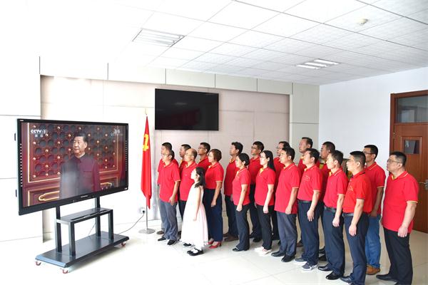 我校全体领导班子成员收看庆祝中华人民共和国成立70周年大会、阅兵式和群众游行活动！