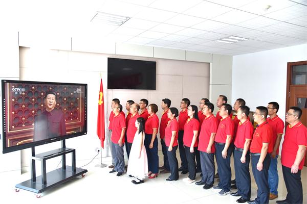我校全体领导班子成员收看庆祝中华人民共和国成立70周年大会、阅兵式和群众游行活动！