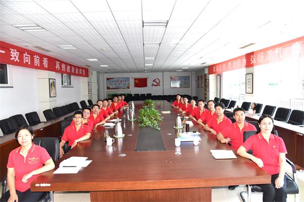我校全体领导班子成员收看庆祝中华人民共和国成立70周年大会、阅兵式和群众游行活动！