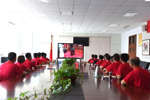 我校全体领导班子成员收看庆祝中华人民共和国成立70周年大会、阅兵式和群众游行活动！