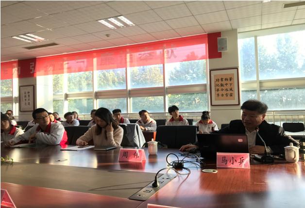 北京大学教授来我校举行优秀学生座谈会