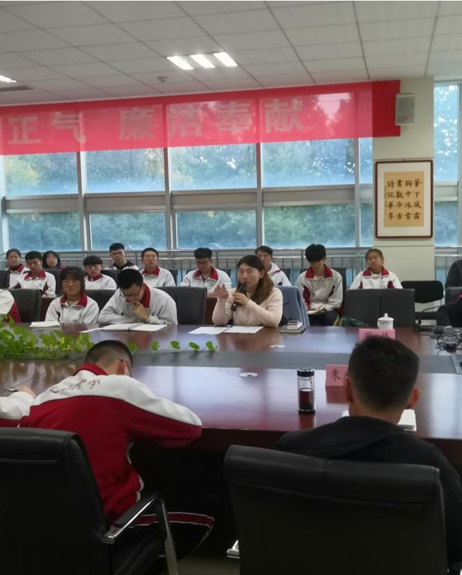 北京大学教授来我校举行优秀学生座谈会