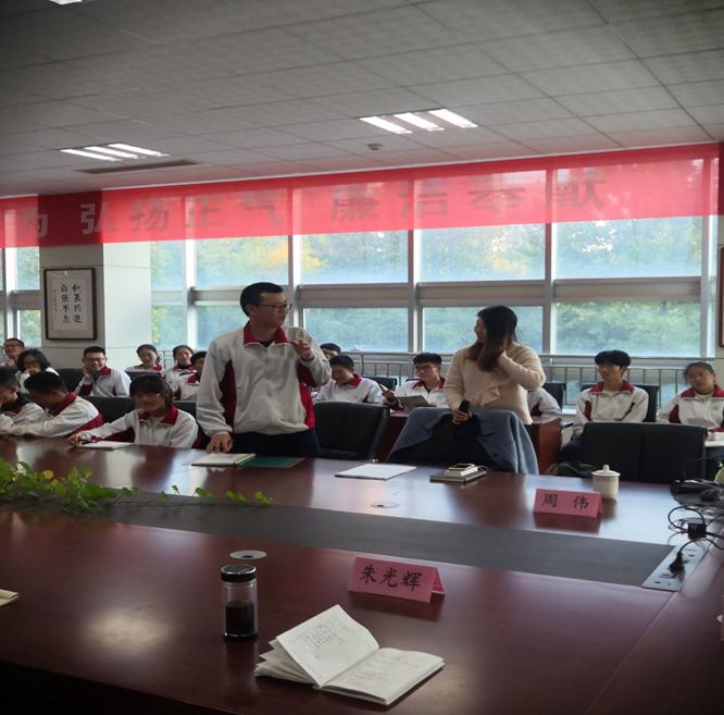 北京大学教授来我校举行优秀学生座谈会