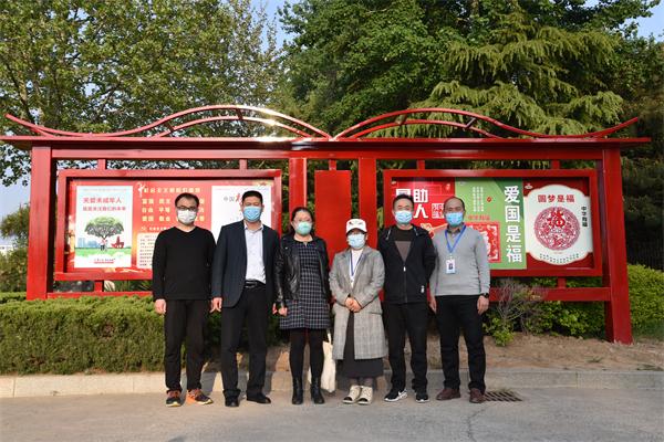 母亲节来临之际，一名初三学生的热心家长捐赠给所有高三级部教师每人一束康乃馨！
