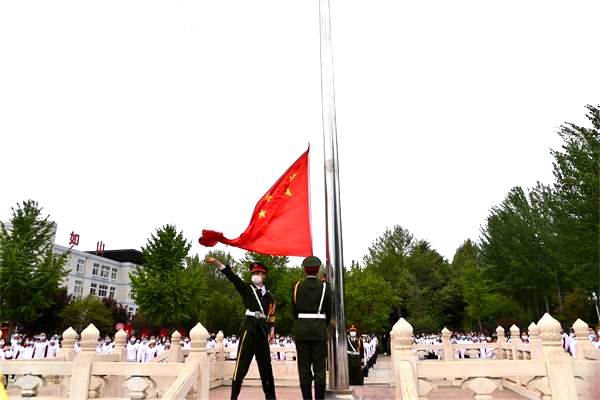致敬五四 | 我校升旗仪式： 愿以此身长报国，不负青春不负党！