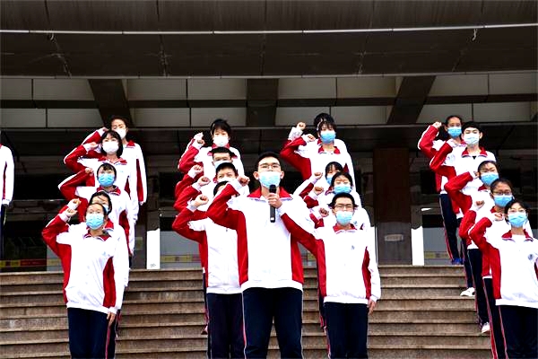 致敬五四 | 我校升旗仪式： 愿以此身长报国，不负青春不负党！