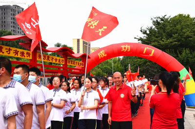 我校高三毕业典礼：因时养器，为国育才！