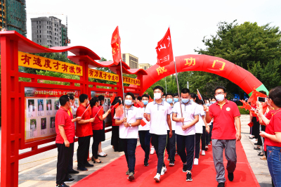 我校高三毕业典礼：因时养器，为国育才！