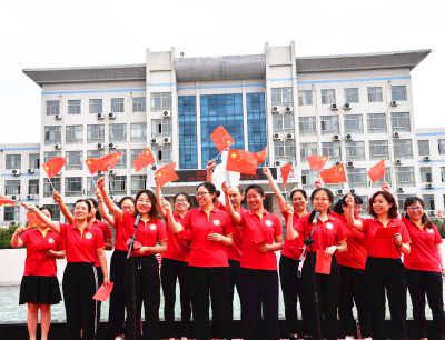 我校高三毕业典礼：因时养器，为国育才！
