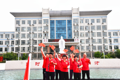 我校高三毕业典礼：因时养器，为国育才！