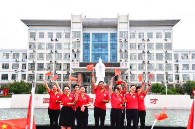 我校高三毕业典礼：因时养器，为国育才！